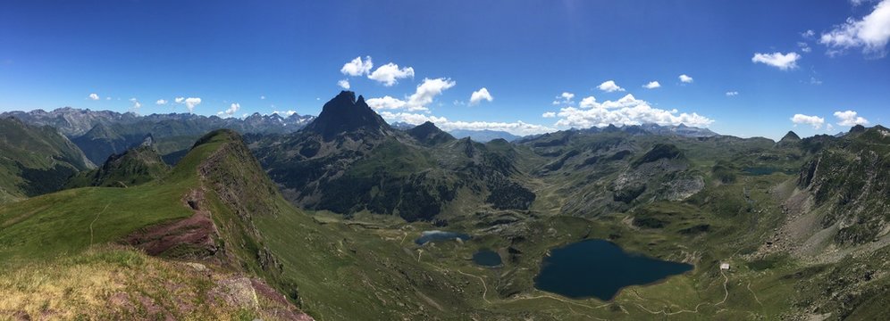 Pyr&eacute;n&eacute;es - Vue du pic d'Ayous sur les lacs et le pic du midi d'Ossau