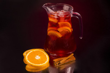кувшин лимонада с апельсином, красным чаем и корицей