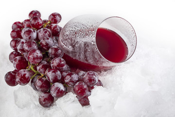 красный виноград с фужером во льду