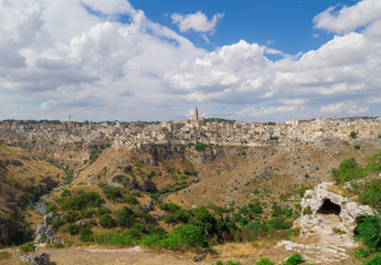 Fototapeta premium Matera (Basilicata) - historyczne centrum wspaniałego kamiennego miasta południowych Włoch, atrakcja turystyczna dla słynnego „Sassi”, wyznaczonego Europejską Stolicą Kultury na 2019 r.