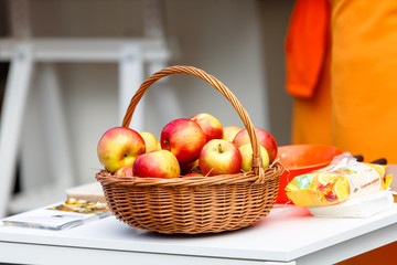 Fresh apples are the fruit basket