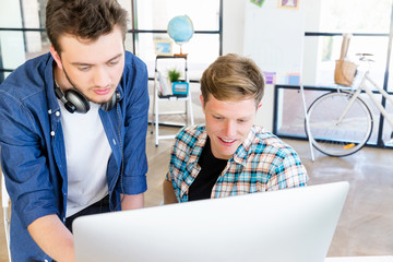 Obraz premium Young office workers discussing