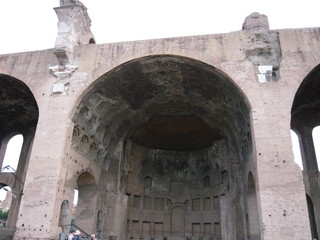 フォロロマーノ　マクセンティウスのバシリカ