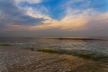 Obraz premium Seascape background with clouds and waves on sunrise