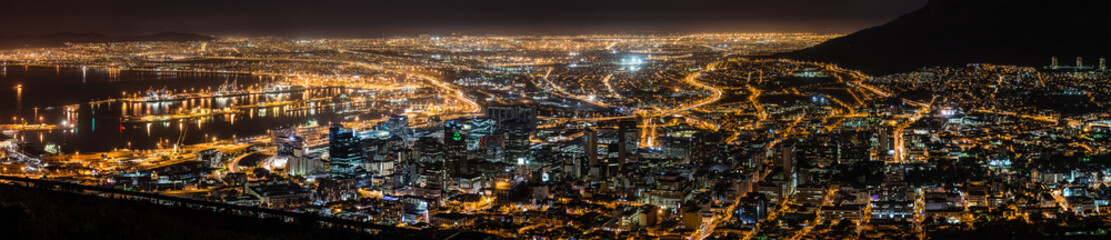 Fototapeta na wymiar Cape Town at night