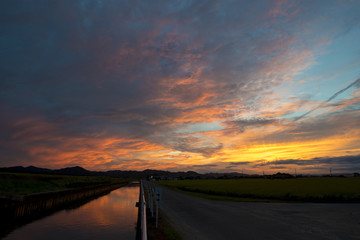 夕焼けと水路に映る空