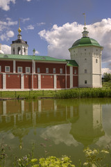 Fototapeta na wymiar Николо-Пешношский монастырь, западная сторона, стены, башня. 