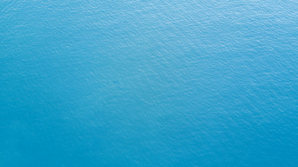 Fototapeta premium Głęboki błękit oceanu ze spokojną falą