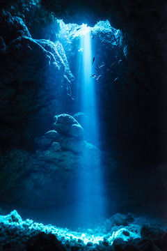 Fototapeta Sunbeam into the underwater cave