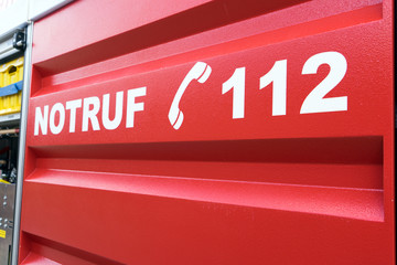 Notruf / Einsatzwagen der Feuerwehr mit der Aufschrift Notruf 112 - obrazy, fototapety, plakaty