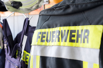 Fototapeta premium Feuerwehr / Feuerwehruniform in einem Gerätehaus