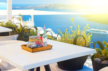 Obraz premium nakryć stół z widokiem na kalderę i morze Santorini w Grecji