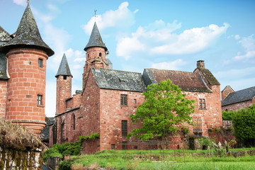 Fototapeta premium Collonges la rouge, église saint Pierre et castel de Vassinhac, Corrèze, Nouvelle Aquitaine