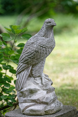 Belle statue d'aigle dans un jardin du Pas-de-Calais, France