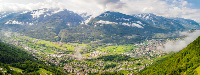 Fototapeta na wymiar Valtellina (IT) - Vista aerea di Sondrio e della valle da S. Maria presso Carnale