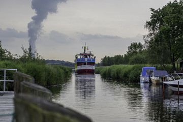 Raddampfer auf dem Moorgraben zum Radelsee bei Markgrafenheide