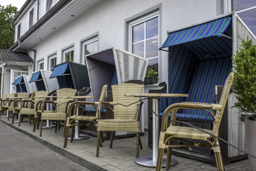 Strandkörbe vor einem Restaurant