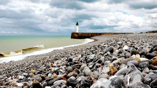Saint Valery en Caux, Leuchtturm am Kieselstrand, Normandie, Frankreich