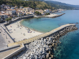 Vista aerea di scogli sul mare. Panoramica del fondo marino visto dall’alto, acqua trasparente