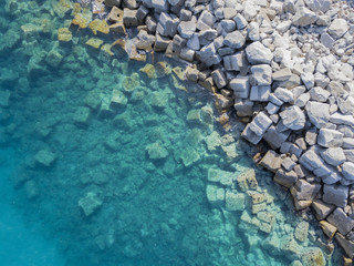 Vista aerea di scogli sul mare. Panoramica del fondo marino visto dall’alto, acqua trasparente