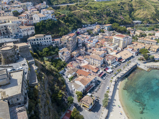 Vista aerea di Pizzo Calabro, molo, castello, Calabria, turismo Italia. Vista panoramica dal mare....