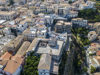 Obraz premium Vista aerea di Pizzo Calabro, castello, Calabria, turismo Italia. Vista panoramica della cittadina di Pizzo Calabro vista dal mare. Case sulla roccia. Sulla scogliera si staglia il castello aragonese