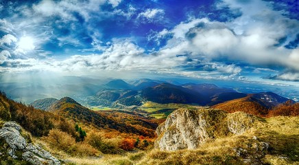 Naklejka premium Landscape panorama with beautiful blue sky and sunny glow in slowakia