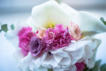 Magnificent wedding bouquet with gold rings