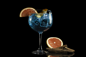 Gin blue tonic with grapefruit and cinnamon - obrazy, fototapety, plakaty