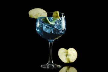 Gin blue tonic with apple and lemon