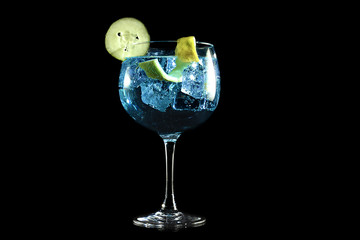 Gin blue tonic with cucumber and lemon