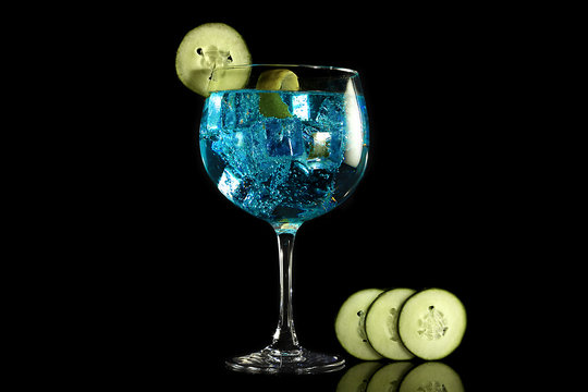 Gin blue tonic with cucumber
