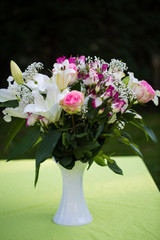 Blumenstrauß auf Tisch