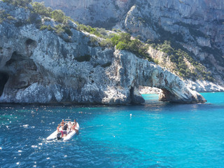 Arco roccioso nel mare della Sardegna