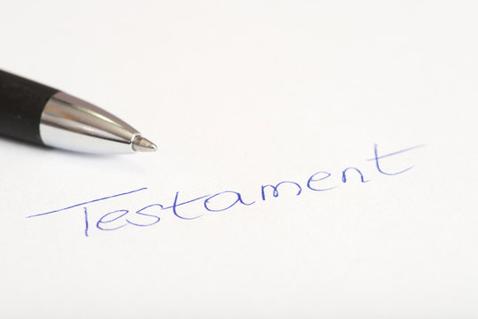 Ein handschriftlicher Testament und ein Kugelschreiber