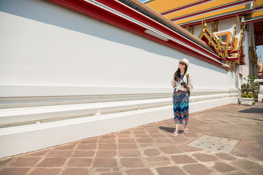 Bangkok tourist woman on vacation in Wat Pho