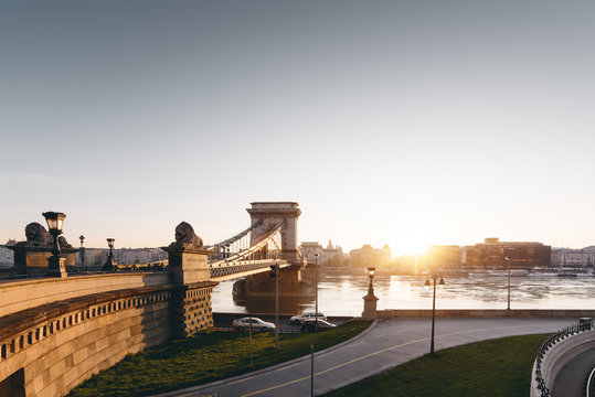Sonnenaufgang an der Kettenbrücke in Budapest, Ungarn
