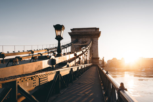 Sonnenaufgang an der Kettenbr&uuml;cke in Budapest, Ungarn