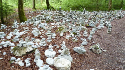 Steinmännchen beim Wandern im Wald