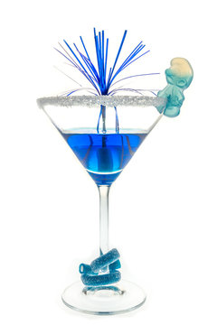 Blauer Cocktail in einem Cocktailglas mit Schlumpf