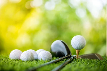 Foto auf Acrylglas Golf Golfball am Abschlag bereit zum Üben
