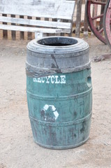 Naklejka premium Tonneau poubelle recycle