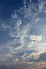 青空と雲「空想・雲のモンスターたち（ひようきんな顔をしたモンスターたちが見え隠れするイメージ）」不思議・変な、ひょうきん、面白い、集まるなどイメージ