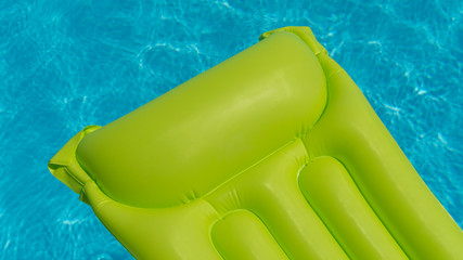 Luftmatratze im Swimmingpool