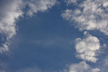 青空と雲「空想・雲のモンスター（右に犬の顔などのイメージ）」仲良く」見つめる、夫婦で、仲間、天空の彼方などのイメージ・青空などキャッチコピースペース