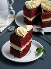 красный торт с кремом