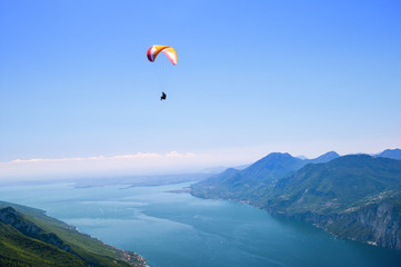 Fototapeta na wymiar Volo di parapendio sul lago di Garda