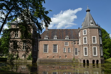 Fototapeta na wymiar voorkant van slotgracht van kasteel het Nijenhuis