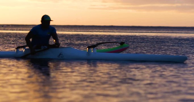 pirogues sur un lagon en polyn&eacute;sie 
