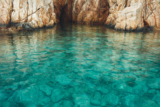 Landscape of a turquoise seabed full of rocks
